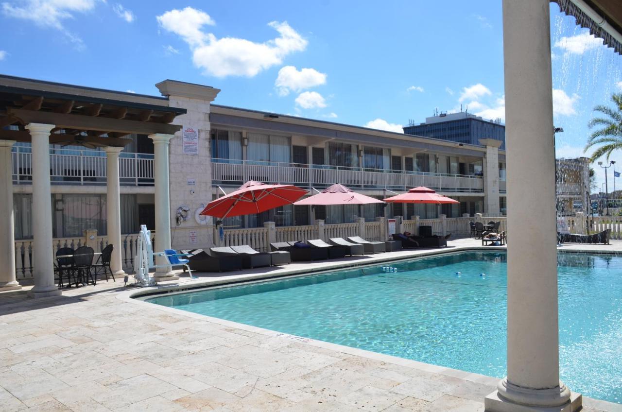 Quality Inn And Conference Center Tampa-Brandon Heartland Bagian luar foto