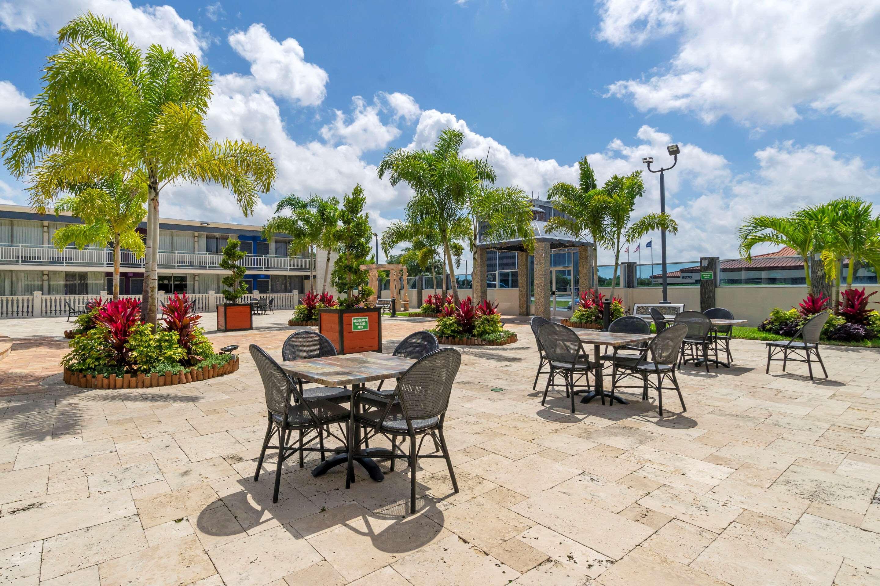 Quality Inn And Conference Center Tampa-Brandon Heartland Bagian luar foto