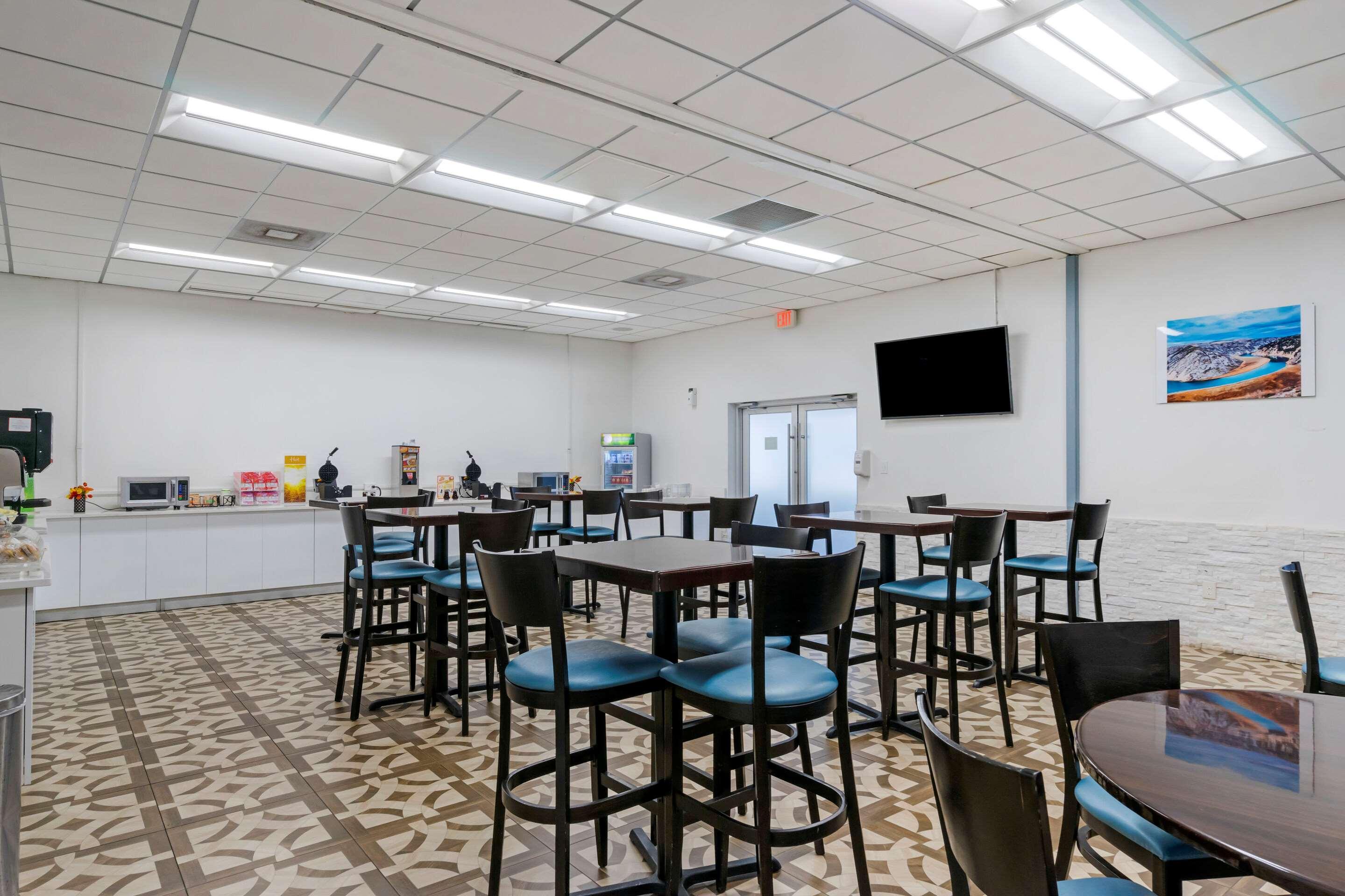 Quality Inn And Conference Center Tampa-Brandon Heartland Bagian luar foto