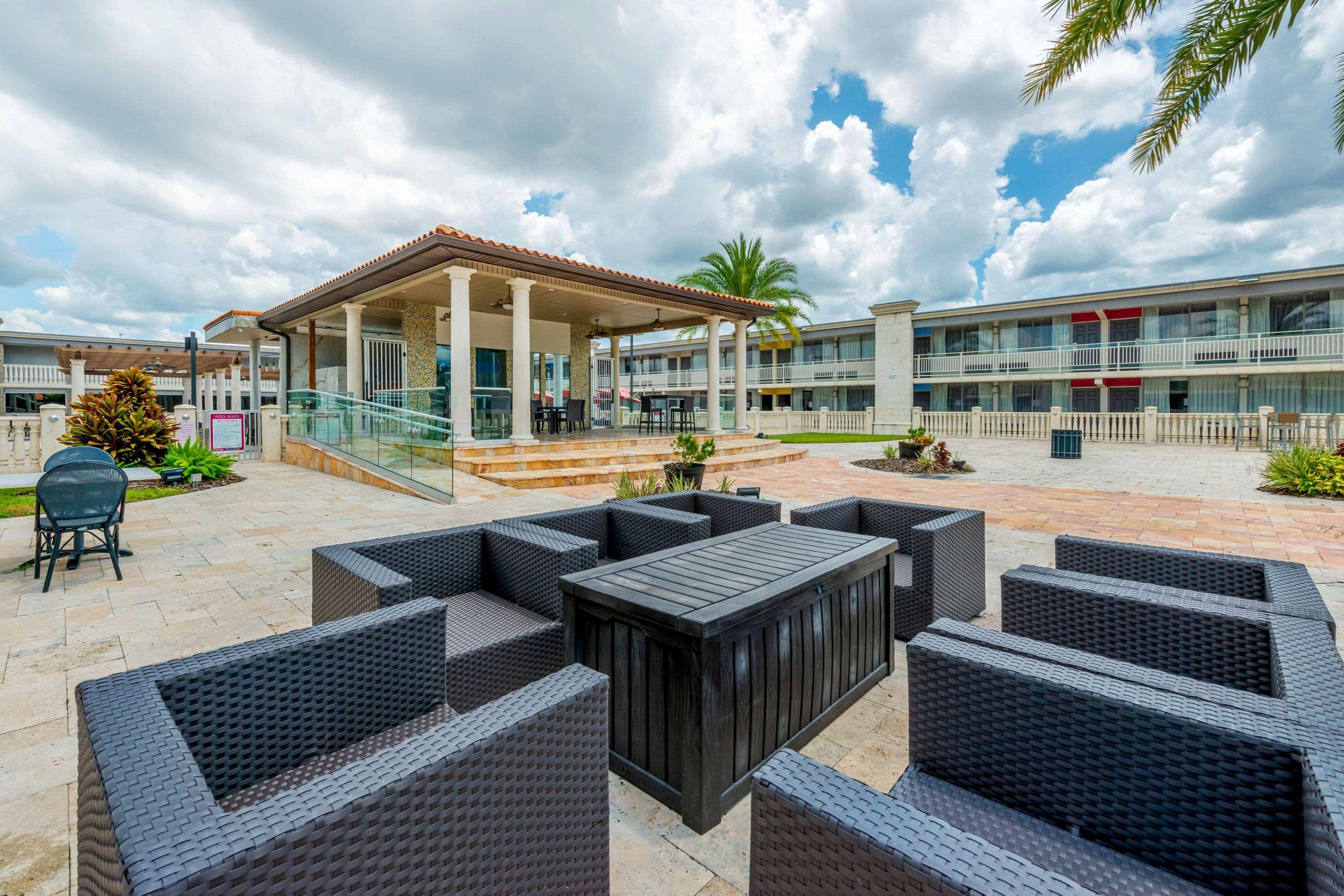Quality Inn And Conference Center Tampa-Brandon Heartland Bagian luar foto