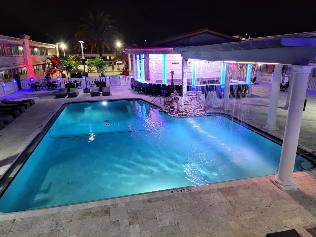 Quality Inn And Conference Center Tampa-Brandon Heartland Bagian luar foto
