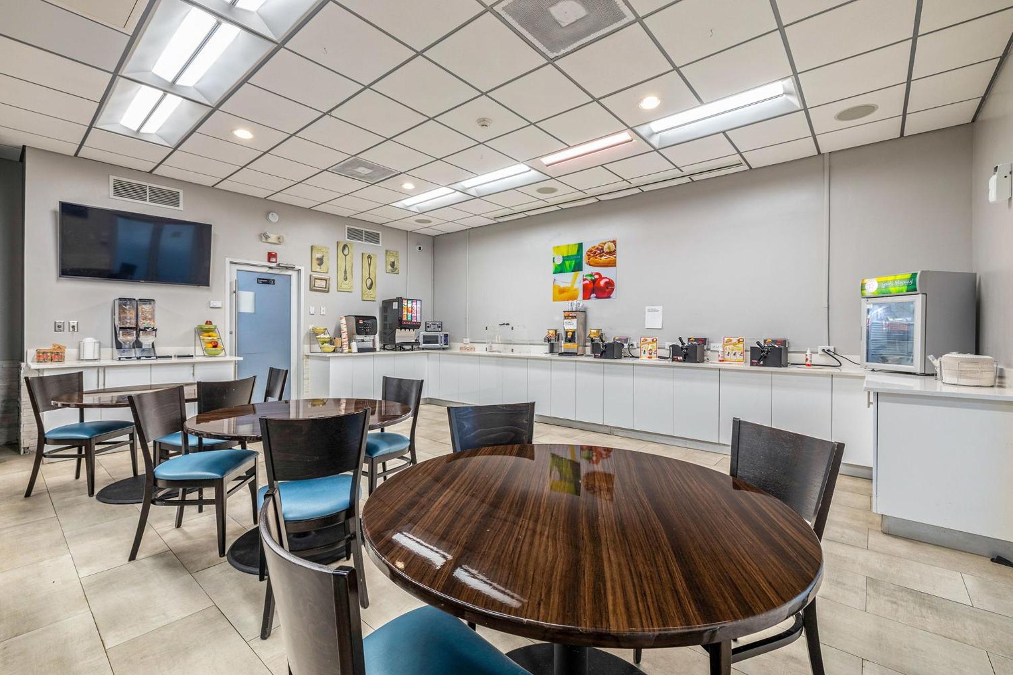Quality Inn And Conference Center Tampa-Brandon Heartland Bagian luar foto