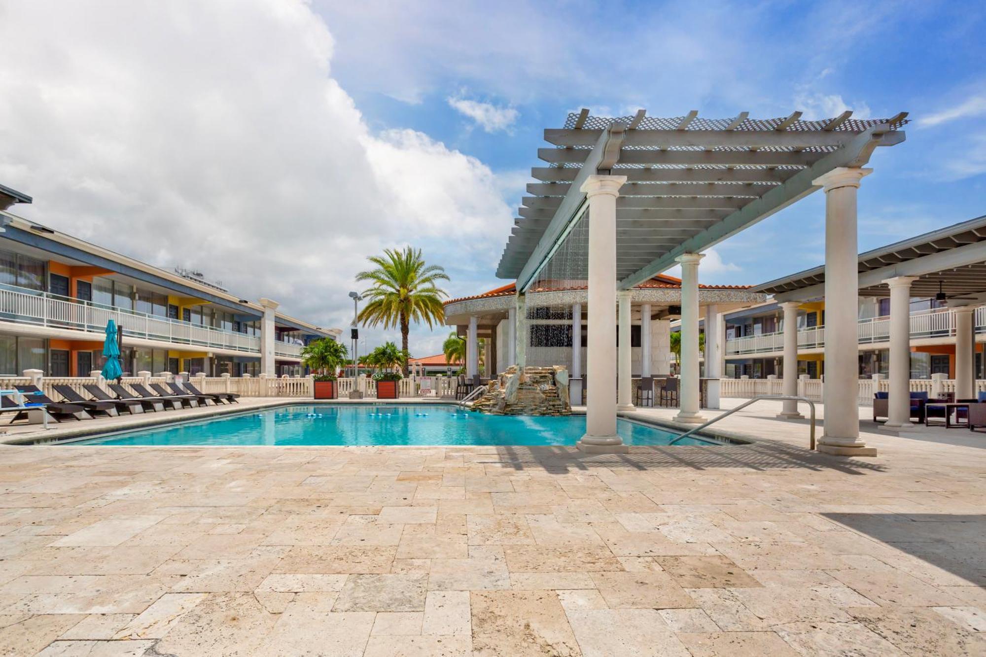 Quality Inn And Conference Center Tampa-Brandon Heartland Bagian luar foto